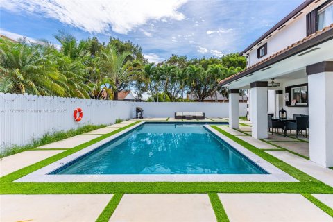 House in Miami, Florida 4 bedrooms, 231.88 sq.m. № 1693168 - photo 8