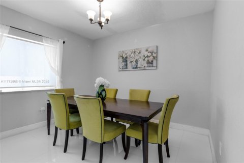 House in Miami, Florida 4 bedrooms, 231.88 sq.m. № 1693168 - photo 16