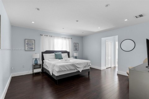 House in Miami, Florida 4 bedrooms, 231.88 sq.m. № 1693168 - photo 26