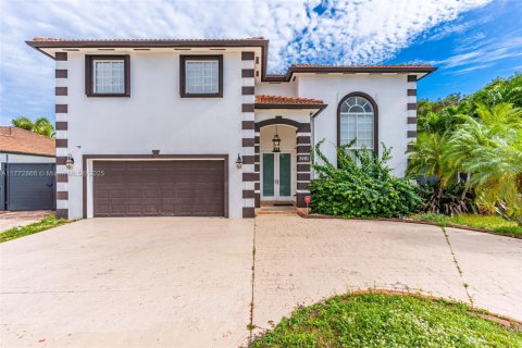 House in Miami, Florida 4 bedrooms, 231.88 sq.m. № 1693168 - photo 1