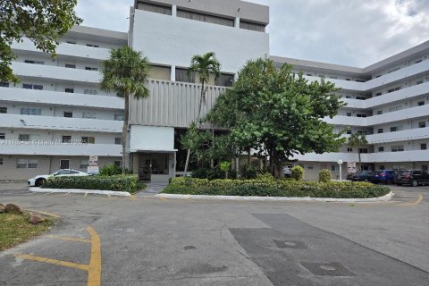 Condominio en venta en North Miami Beach, Florida, 2 dormitorios, 106.65 m2 № 1763382 - foto 1