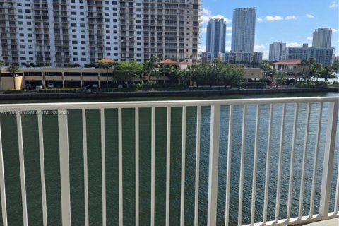 Condominio en venta en North Miami Beach, Florida, 2 dormitorios, 106.65 m2 № 1763382 - foto 3