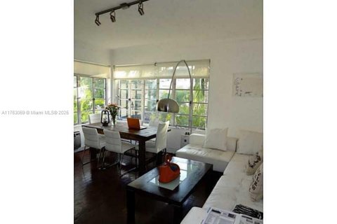 Condominio en Miami Beach, Florida, 1 dormitorio  № 2014018