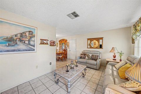 House in Spring Hill, Florida 2 bedrooms, 92.16 sq.m. № 2122086 - photo 9