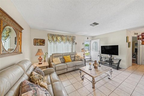 House in Spring Hill, Florida 2 bedrooms, 92.16 sq.m. № 2122086 - photo 6