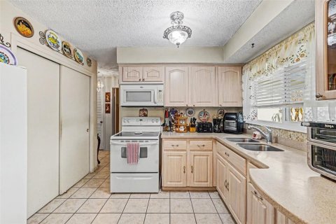 House in Spring Hill, Florida 2 bedrooms, 92.16 sq.m. № 2122086 - photo 15