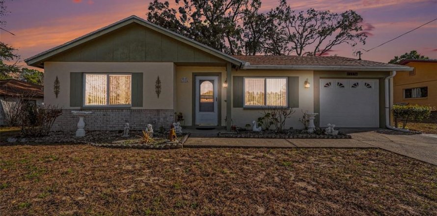House in Spring Hill, Florida 2 bedrooms, 92.16 sq.m. № 2122086