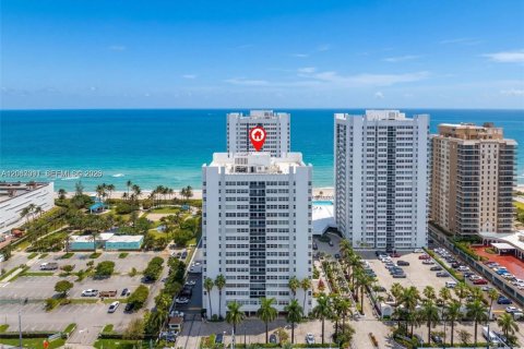 Condo à Hallandale Beach, Floride, 2 chambres  № 2363453