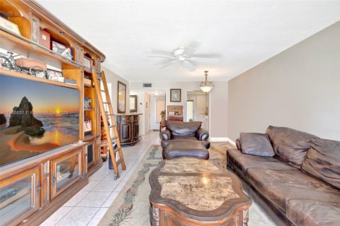 Condominio en venta en Hallandale Beach, Florida, 1 dormitorio, 74.88 m2 № 2020605 - foto 6