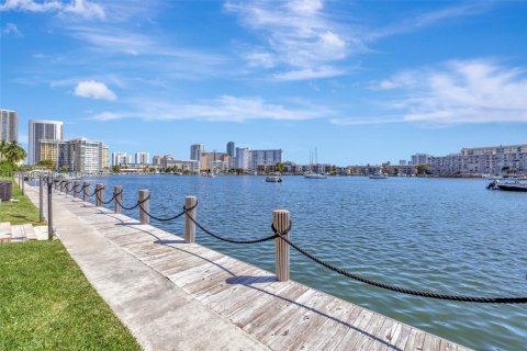 Condominio en venta en Hallandale Beach, Florida, 1 dormitorio, 74.88 m2 № 2020605 - foto 2