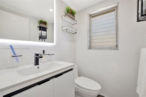 Condominio en venta en Hallandale Beach, Florida, 1 dormitorio, 74.88 m2 № 2020605 - foto 17