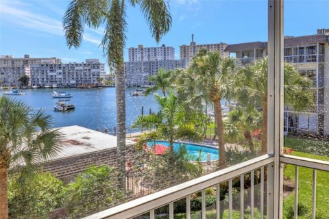 Condominio en Hallandale Beach, Florida, 1 dormitorio  № 2020605