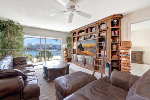 Condominio en venta en Hallandale Beach, Florida, 1 dormitorio, 74.88 m2 № 2020605 - foto 5