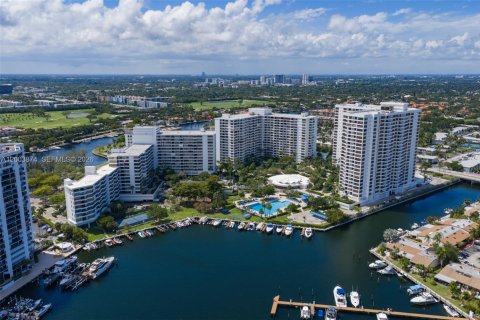 Condo in Hallandale Beach, Florida, 2 bedrooms  № 2068793