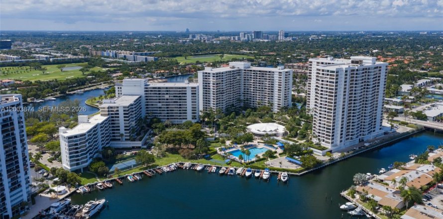 Condo in Hallandale Beach, Florida, 2 bedrooms  № 2068793