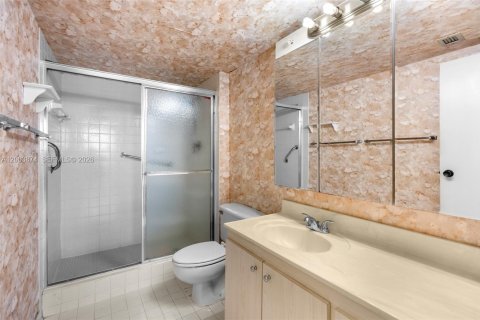 Condo in Hallandale Beach, Florida, 2 bedrooms  № 2068793 - photo 21