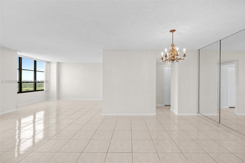 Condo in Hallandale Beach, Florida, 2 bedrooms  № 2068793 - photo 8
