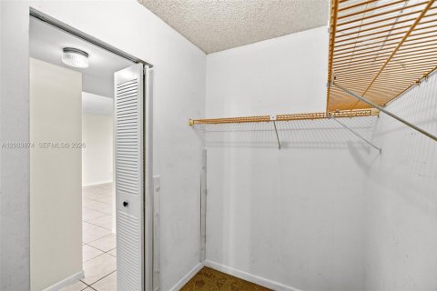 Condo in Hallandale Beach, Florida, 2 bedrooms  № 2068793 - photo 15