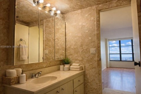 Condo in Hallandale Beach, Florida, 2 bedrooms  № 2068793 - photo 30