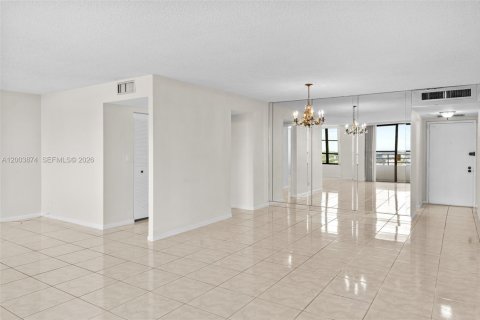 Condo in Hallandale Beach, Florida, 2 bedrooms  № 2068793 - photo 6