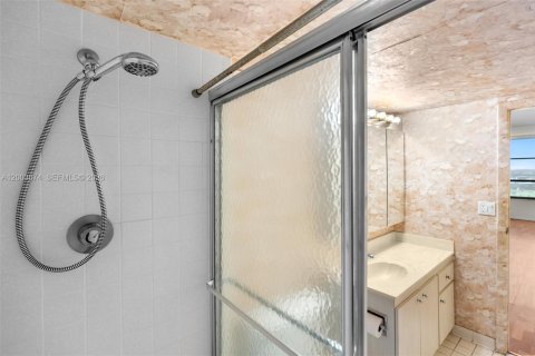 Condo in Hallandale Beach, Florida, 2 bedrooms  № 2068793 - photo 20