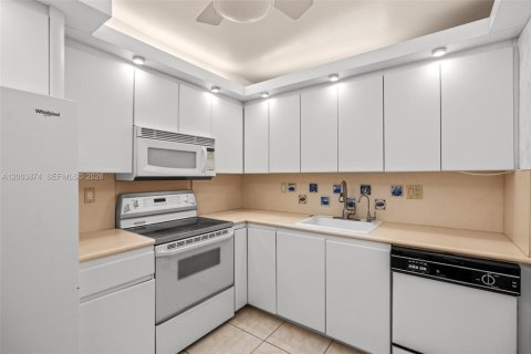 Condo in Hallandale Beach, Florida, 2 bedrooms  № 2068793 - photo 9