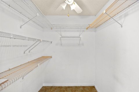 Condo in Hallandale Beach, Florida, 2 bedrooms  № 2068793 - photo 14