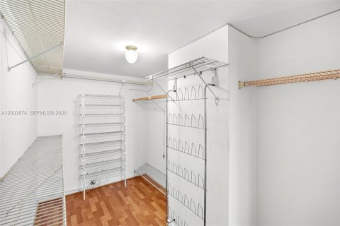 Condo in Hallandale Beach, Florida, 2 bedrooms  № 2068793 - photo 13