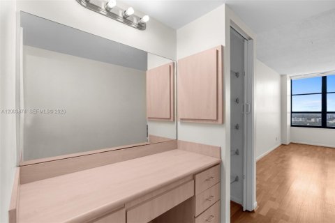 Condo in Hallandale Beach, Florida, 2 bedrooms  № 2068793 - photo 18