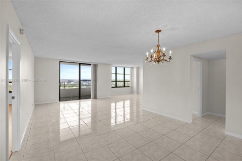 Condo in Hallandale Beach, Florida, 2 bedrooms  № 2068793 - photo 7
