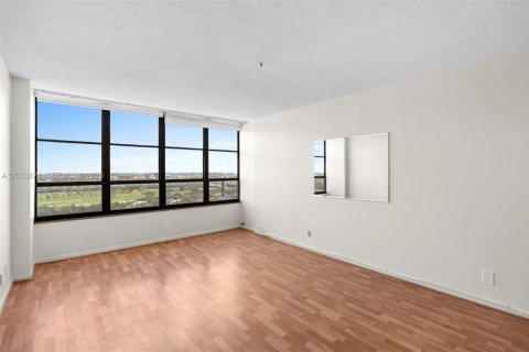 Condo in Hallandale Beach, Florida, 2 bedrooms  № 2068793 - photo 12