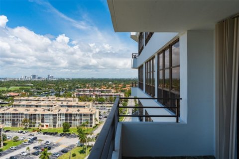 Condo in Hallandale Beach, Florida, 2 bedrooms  № 2068793 - photo 5