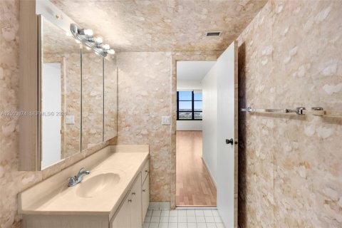 Condo in Hallandale Beach, Florida, 2 bedrooms  № 2068793 - photo 19