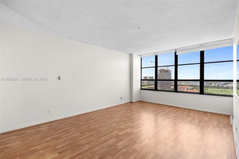 Condo in Hallandale Beach, Florida, 2 bedrooms  № 2068793 - photo 11