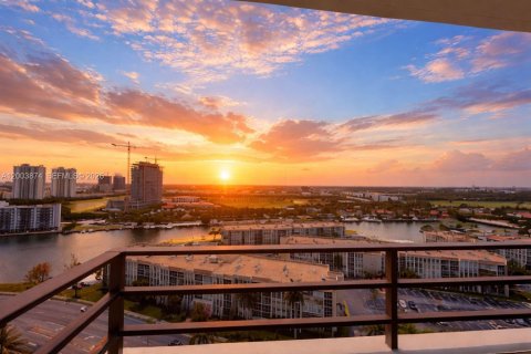 Condo in Hallandale Beach, Florida, 2 bedrooms  № 2068793 - photo 2