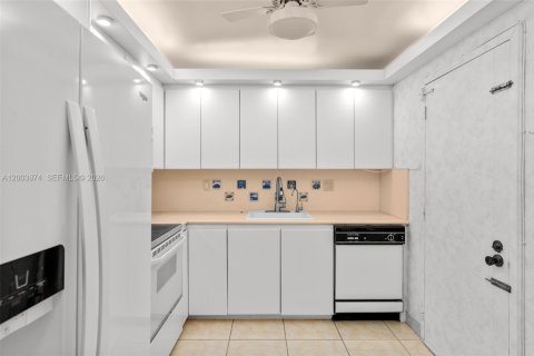 Condo in Hallandale Beach, Florida, 2 bedrooms  № 2068793 - photo 10