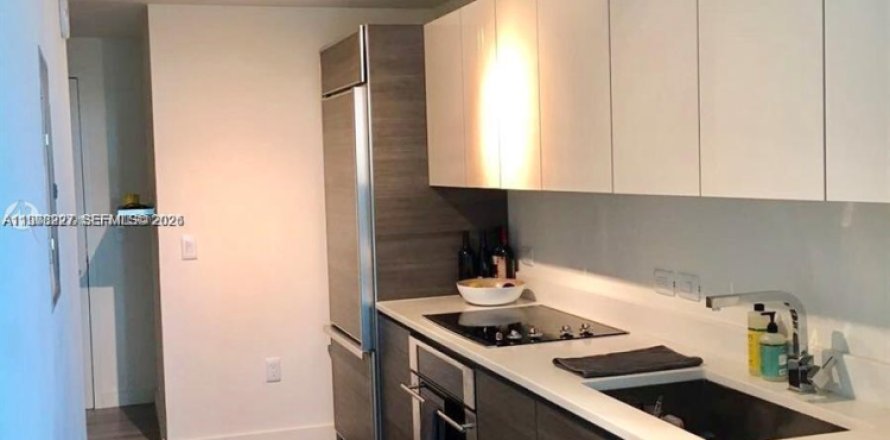 Estudio en el Condominio en Miami, Florida  № 2044468