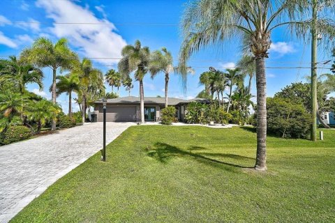 House in Port Charlotte, Florida 3 bedrooms, 183.85 sq.m. № 2429099 - photo 4