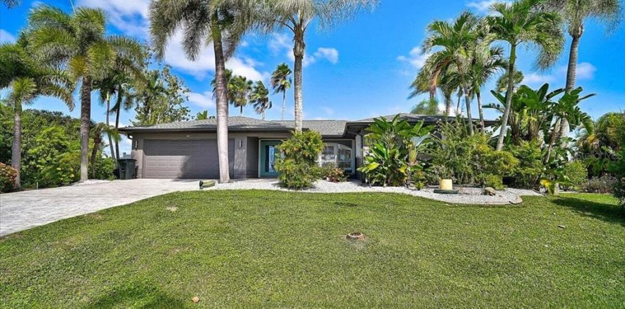 House in Port Charlotte, Florida 3 bedrooms, 183.85 sq.m. № 2429099