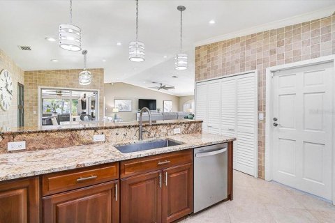 House in Port Charlotte, Florida 3 bedrooms, 183.85 sq.m. № 2429099 - photo 14