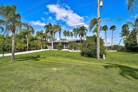 House in Port Charlotte, Florida 3 bedrooms, 183.85 sq.m. № 2429099 - photo 2