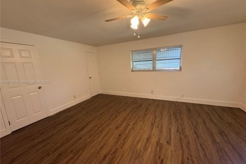 House in Pompano Beach, Florida 3 bedrooms, 115.48 sq.m. № 1951822 - photo 2