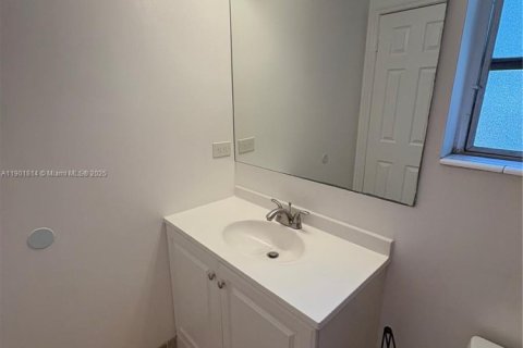 House in Pompano Beach, Florida 3 bedrooms, 115.48 sq.m. № 1951822 - photo 12