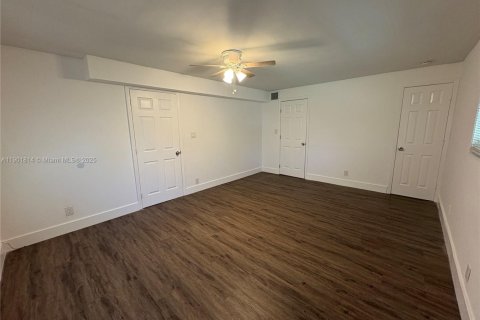 House in Pompano Beach, Florida 3 bedrooms, 115.48 sq.m. № 1951822 - photo 3