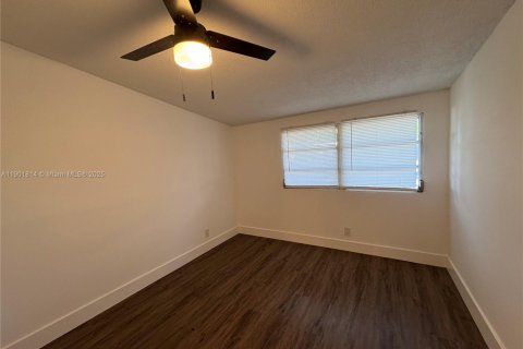 House in Pompano Beach, Florida 3 bedrooms, 115.48 sq.m. № 1951822 - photo 6