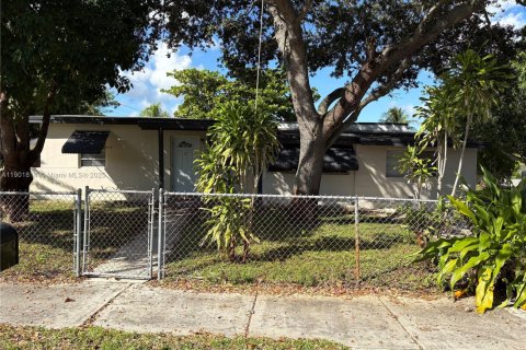 House in Pompano Beach, Florida 3 bedrooms, 115.48 sq.m. № 1951822 - photo 1