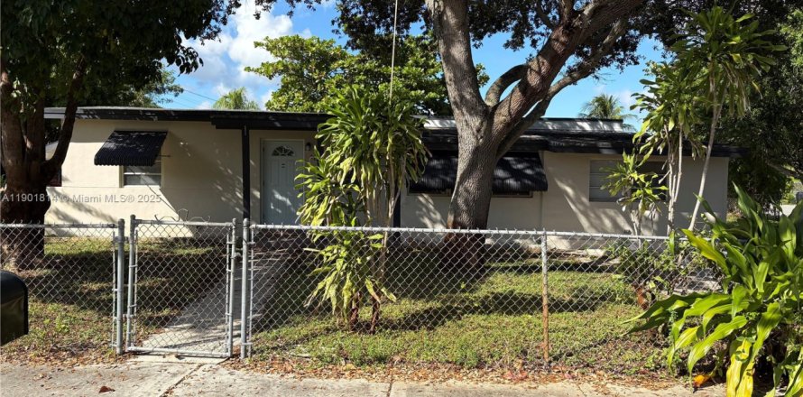 House in Pompano Beach, Florida 3 bedrooms, 115.48 sq.m. № 1951822