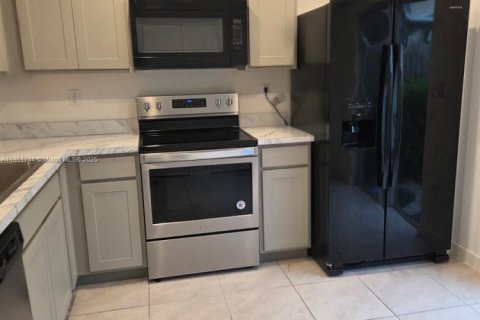 Снять в аренду таунхаус в Флорида-Сити, Флорида 2 спальни, 112.23м2, № 1958574 - фото 8