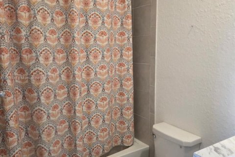 Снять в аренду таунхаус в Флорида-Сити, Флорида 2 спальни, 112.23м2, № 1958574 - фото 14