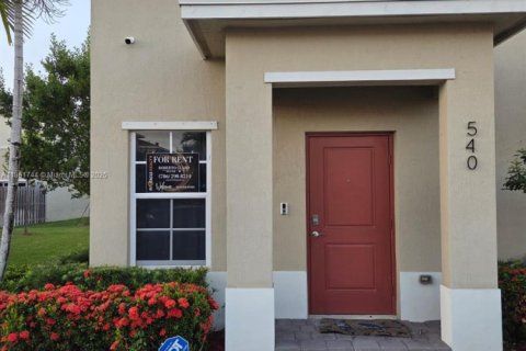 Снять в аренду таунхаус в Флорида-Сити, Флорида 2 спальни, 112.23м2, № 1958574 - фото 1